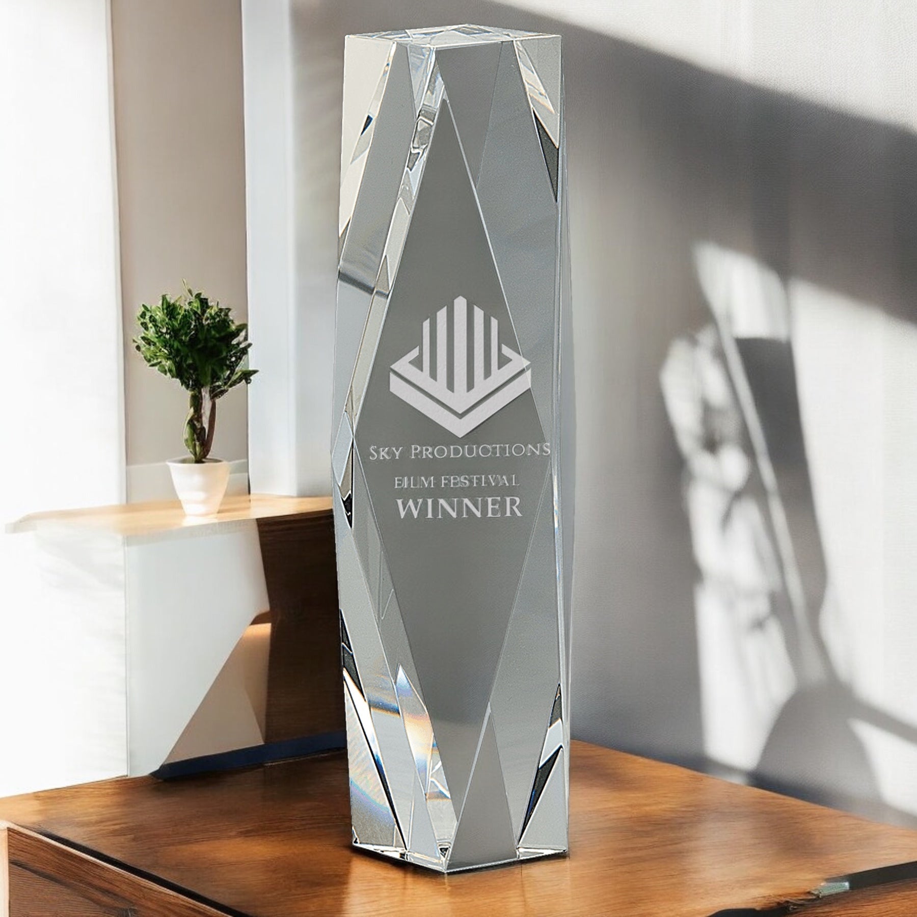 Torre de cristal transparente facetado de 12" con grabado de logotipo personalizado